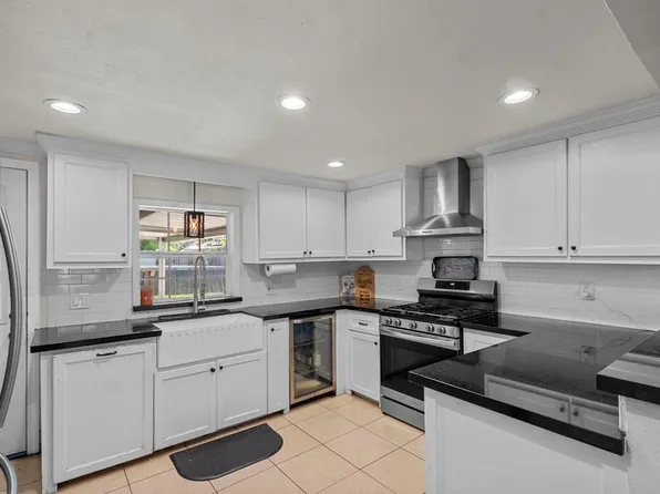 1001 Joseph St, Pasadena, TX 77506
