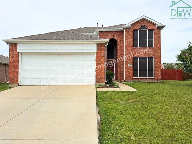 2805 Crater Lake Ln — Photo 1