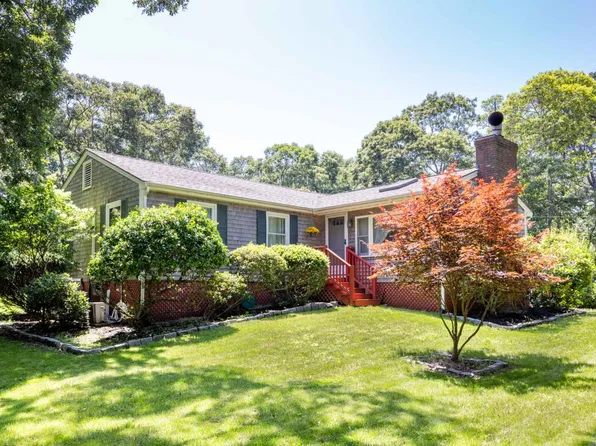 284 Daggett Ave, Tisbury, MA 02568