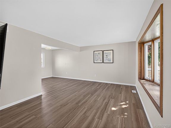 4th image of 4667 Bloomfield Dr