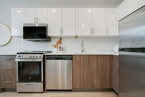 2707 Yonge Street Toronto — Photo 2