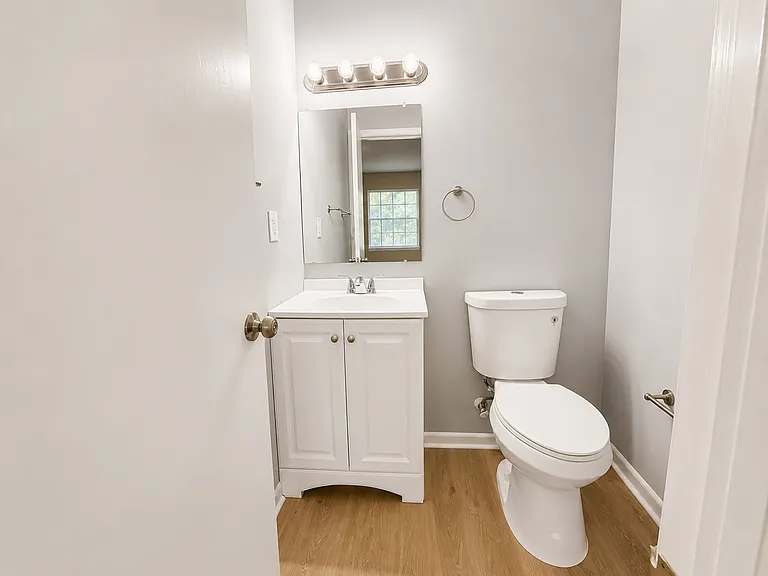 420 Fairfax Dr #C — Photo 7
