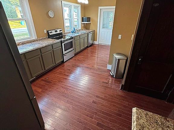 4th image of 327 E Clare St