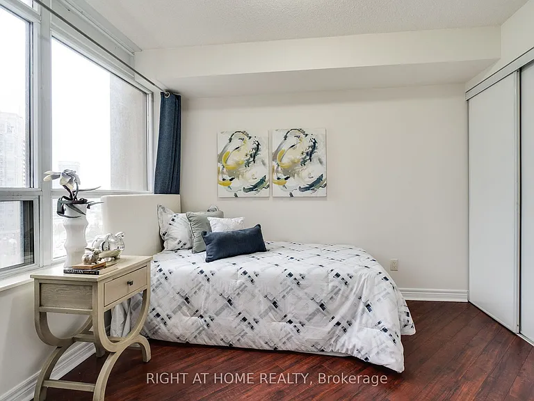 310 Burnhamthorpe Rd W #1713 — Photo 34
