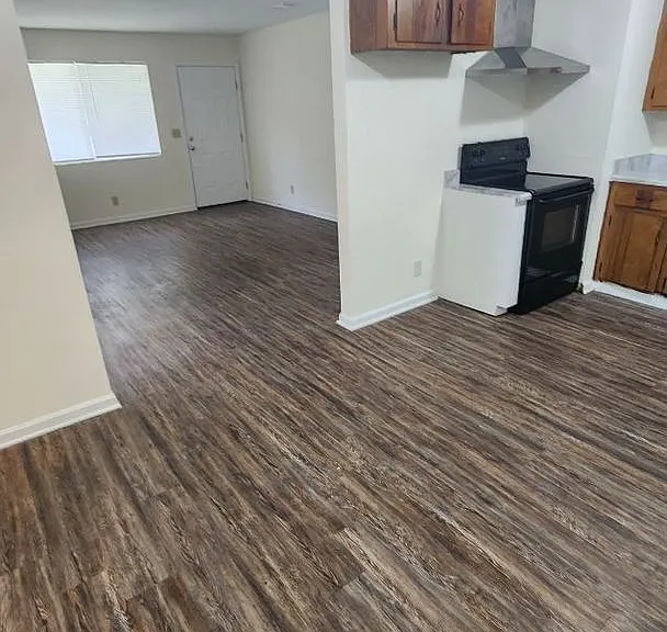 518 Aiken St — Photo 4