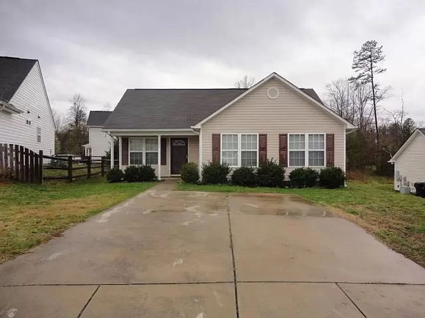 Room in 3 Bedroom Home at Bells Knox Rd — Photo 2