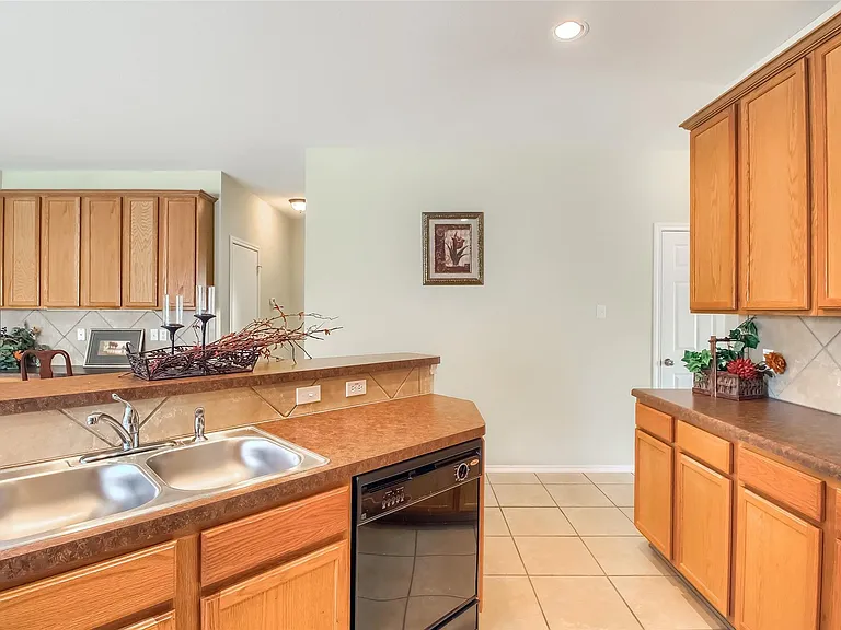 18720 Royal Pointe Dr — Photo 9