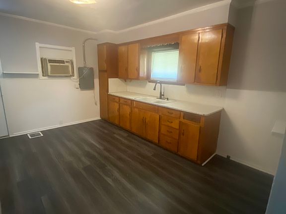 3rd image of 633 Foredale Ave