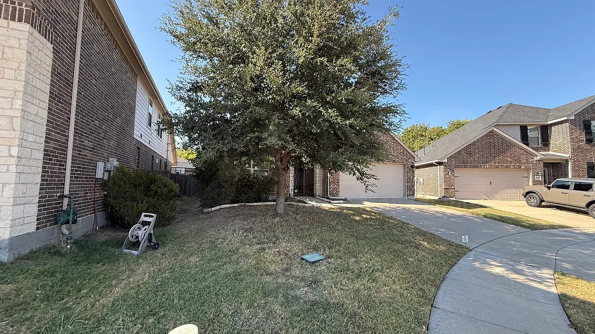 3 bed, 2.0 bath, 2038 sqft, $2,300 — Photo 3