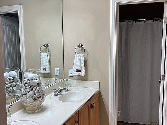 Bathroom between bedrooms 