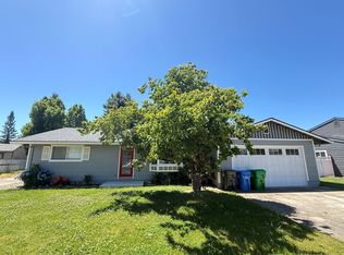 112 Hickory Dr, Rogue River, OR 97537