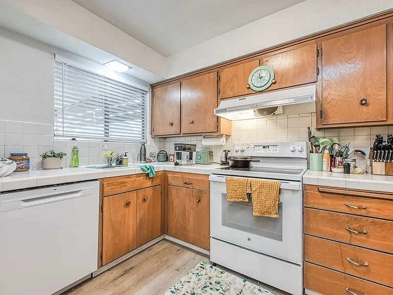 6035 N College Ave #B — Photo 16