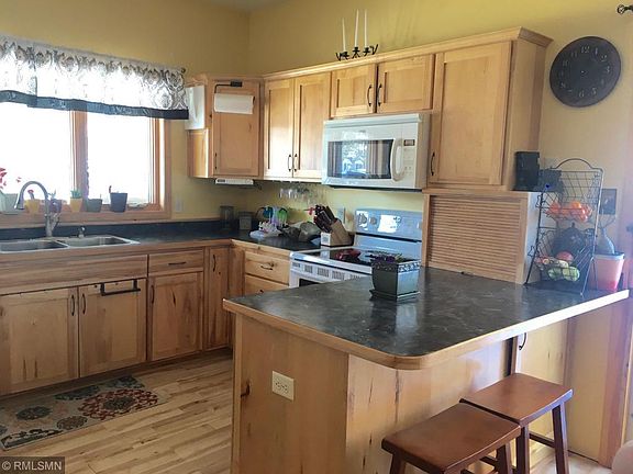 4th image of 402 Oak Blvd