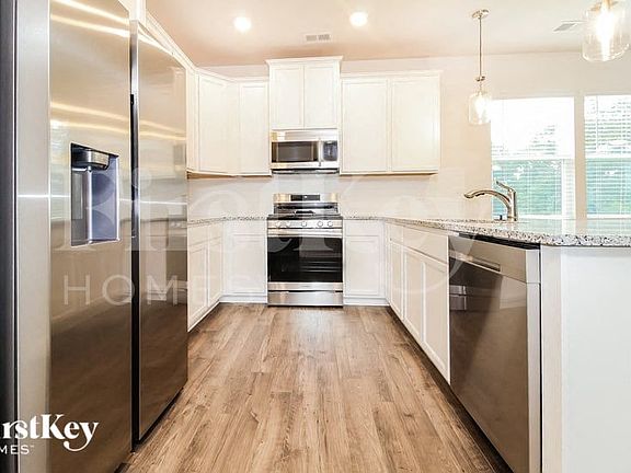 4th image of 15 Wild Lily Dr