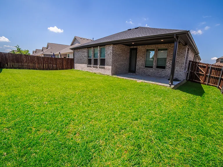 825 Allison Dr — Photo 17