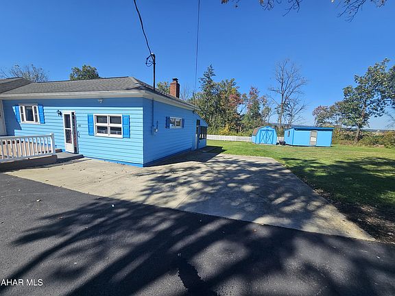 3rd image of 722 Henrietta Rd