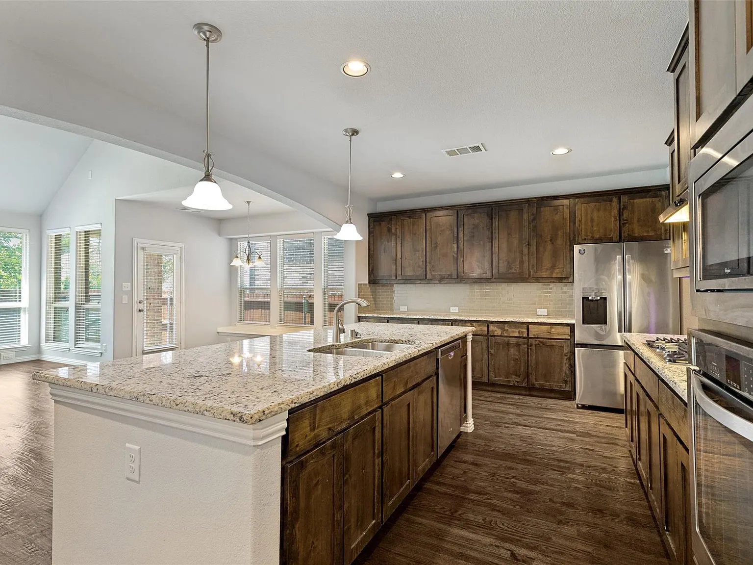 4 bed, 3.5 bath, 3834 sqft, $3,900 — Photo 4