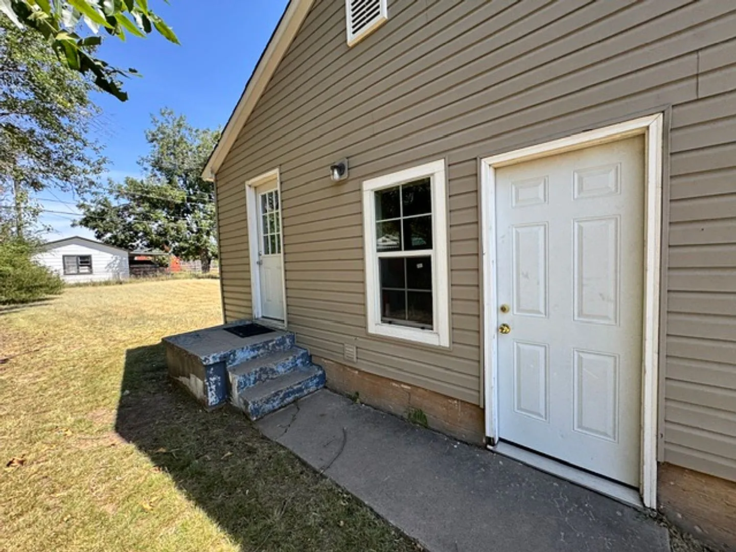 2 bedroom in Norman! hardwood floors, laundry connections and a huge backyard! — Photo 3
