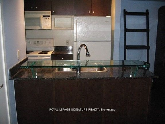 4th image of 8 York St #1601