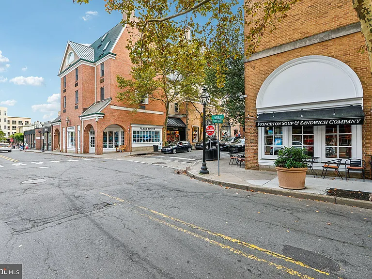 31 Palmer Sq W #A — Photo 36