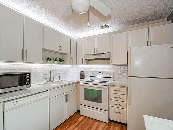 5th image of 29 Pine Arbor Lane #106
