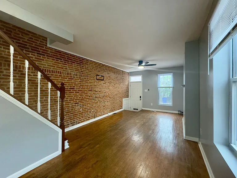 104 E Clement St — Photo 2
