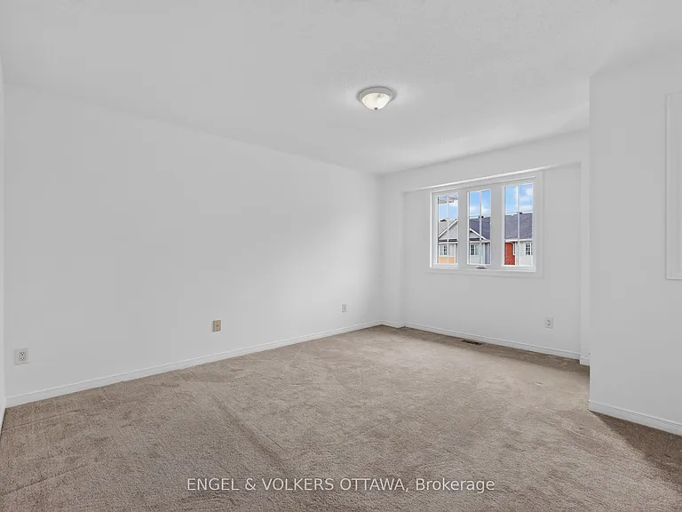 104 Manhattan Cres — Photo 10