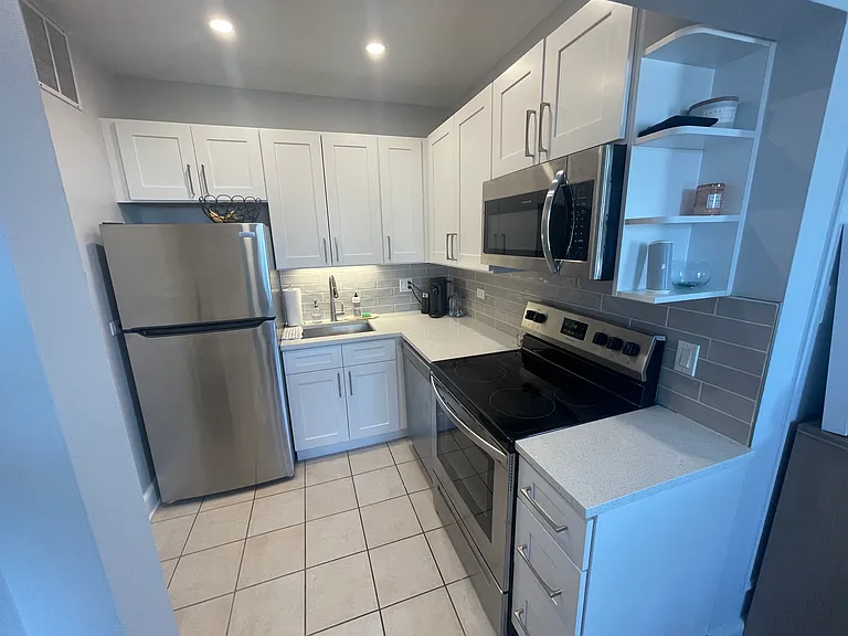 10 W Elm St — Photo 9