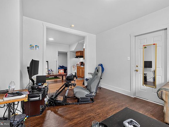 5th image of 336 S Queen St