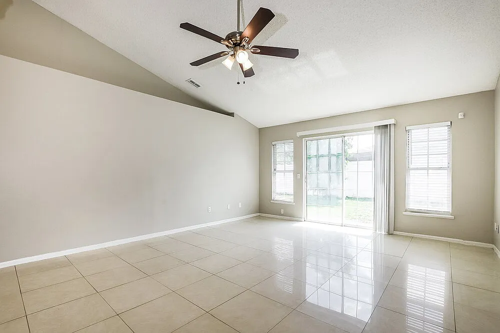 3 bed, 2.0 bath, 1345 sqft, $2,085 — Photo 4
