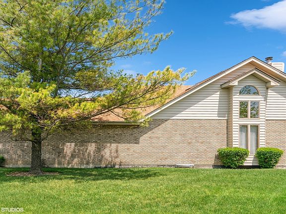 3rd image of 18437 Lakeview Cir W