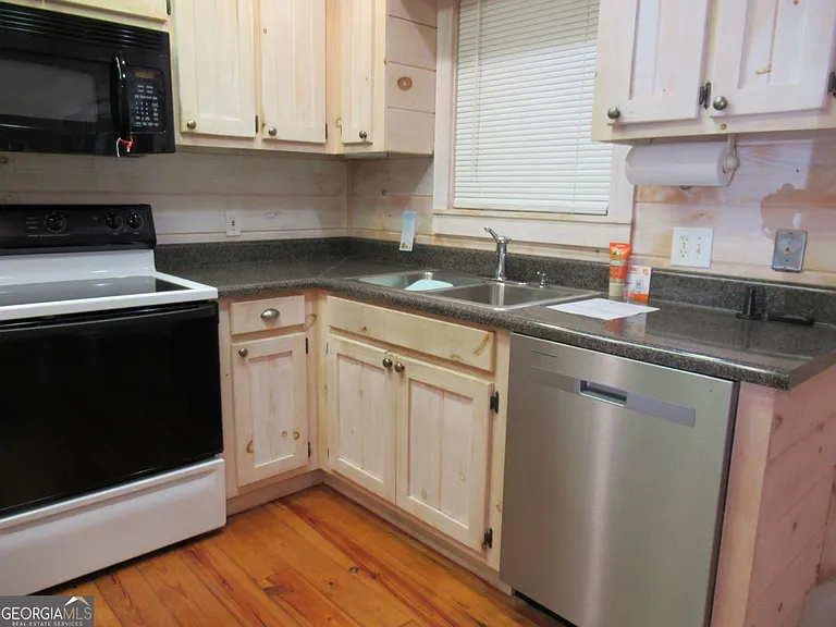 139 Trevor Trl — Photo 15