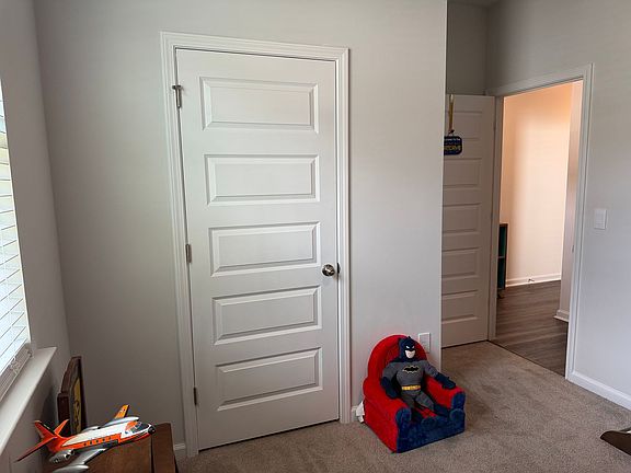 5th image of 262 Holiday St