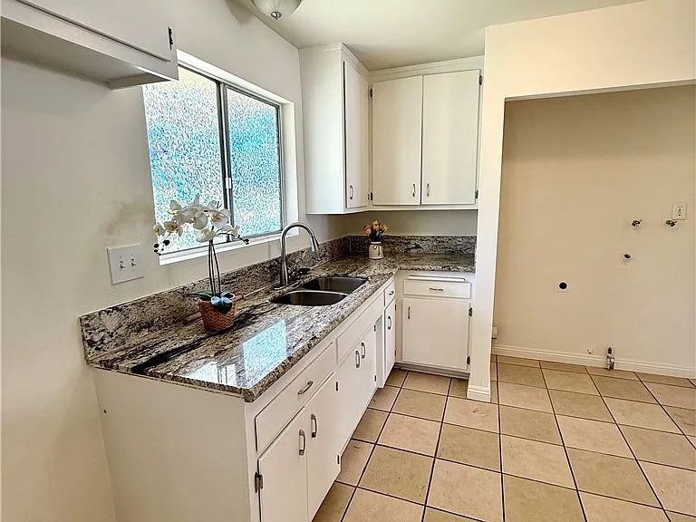 684 E Lee Pl — Photo 25