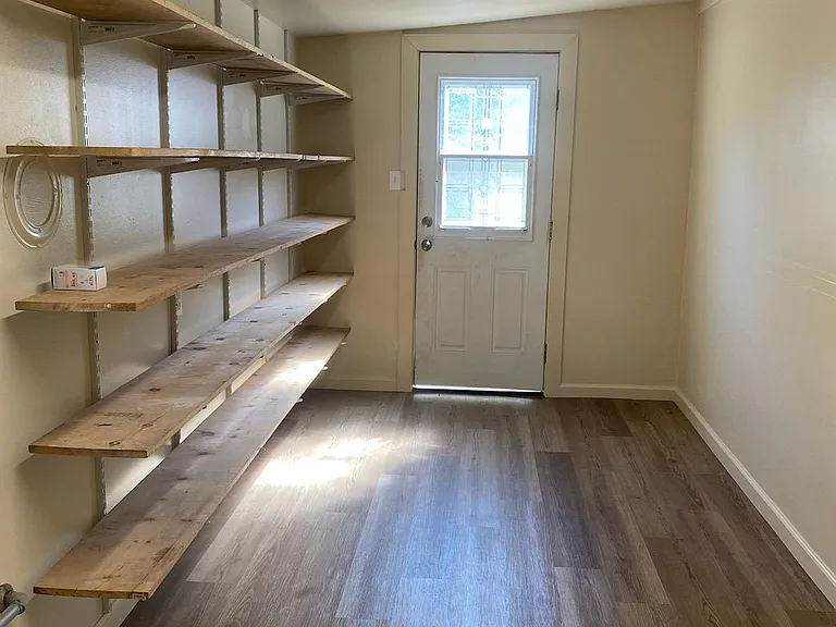 18048 Comstock Ave — Photo 5