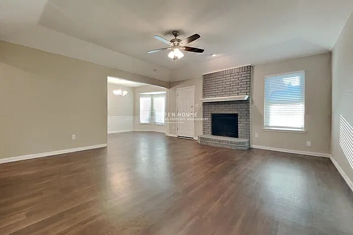 3 bed, 2.0 bath, 1336 sqft, $2,100 — Photo 4