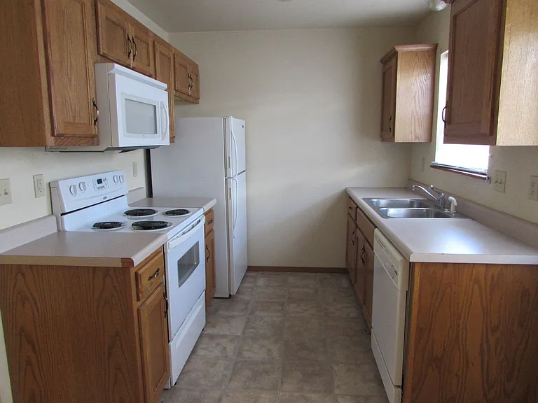 20320 Skyview Dr — Photo 2