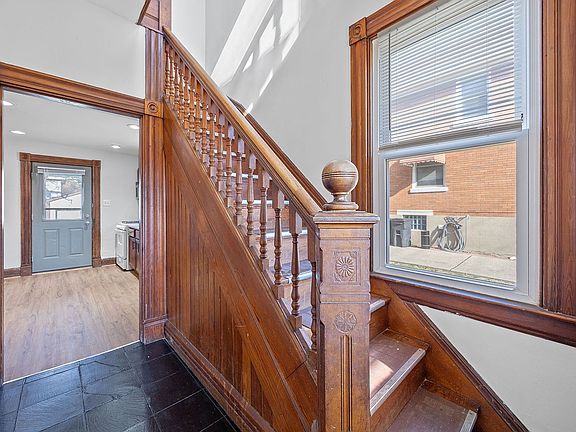 3rd image of 3713 Lovell Ave
