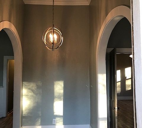 Stunning foyer 10'ceiling