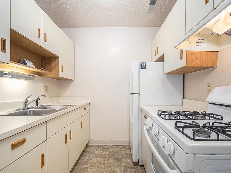 Glen Oaks Apartments — Photo 43