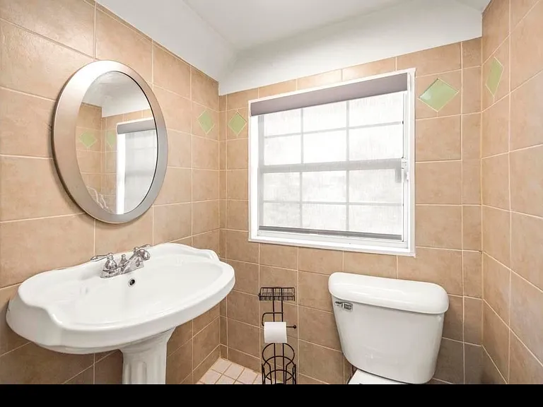 1011 Calvert St — Photo 17