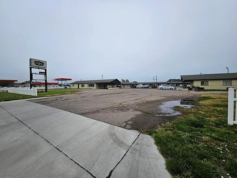 1400 W J St — Photo 2