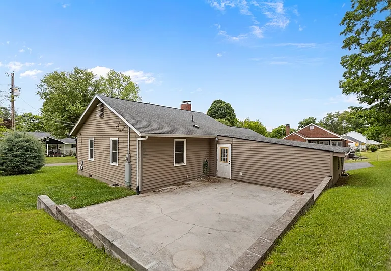2123 Fenwood Dr — Photo 9