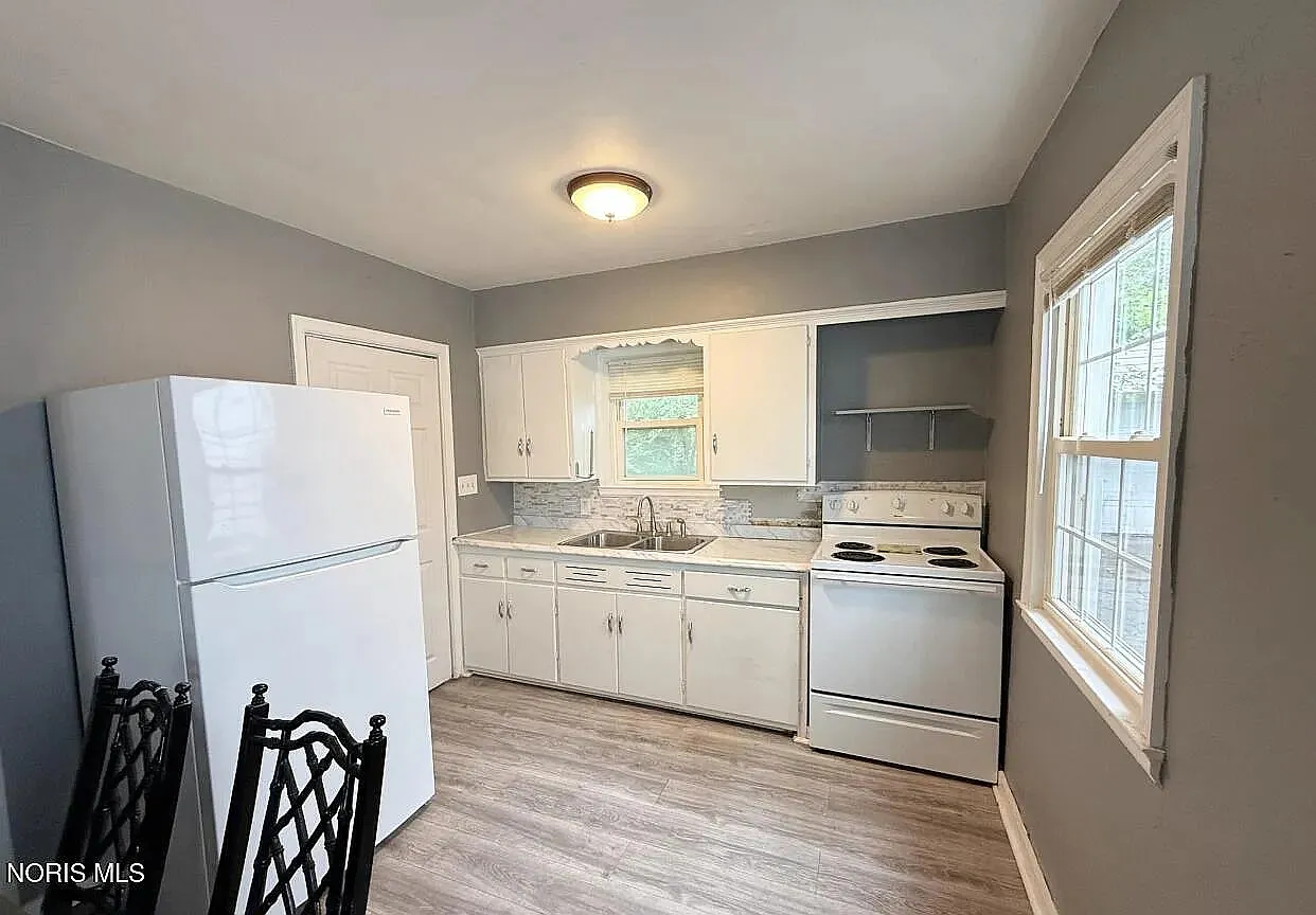 2 bed, 720 sqft, $875 — Photo 2