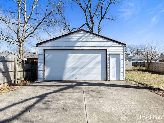 3rd image of 3748 Parkland Ave SW