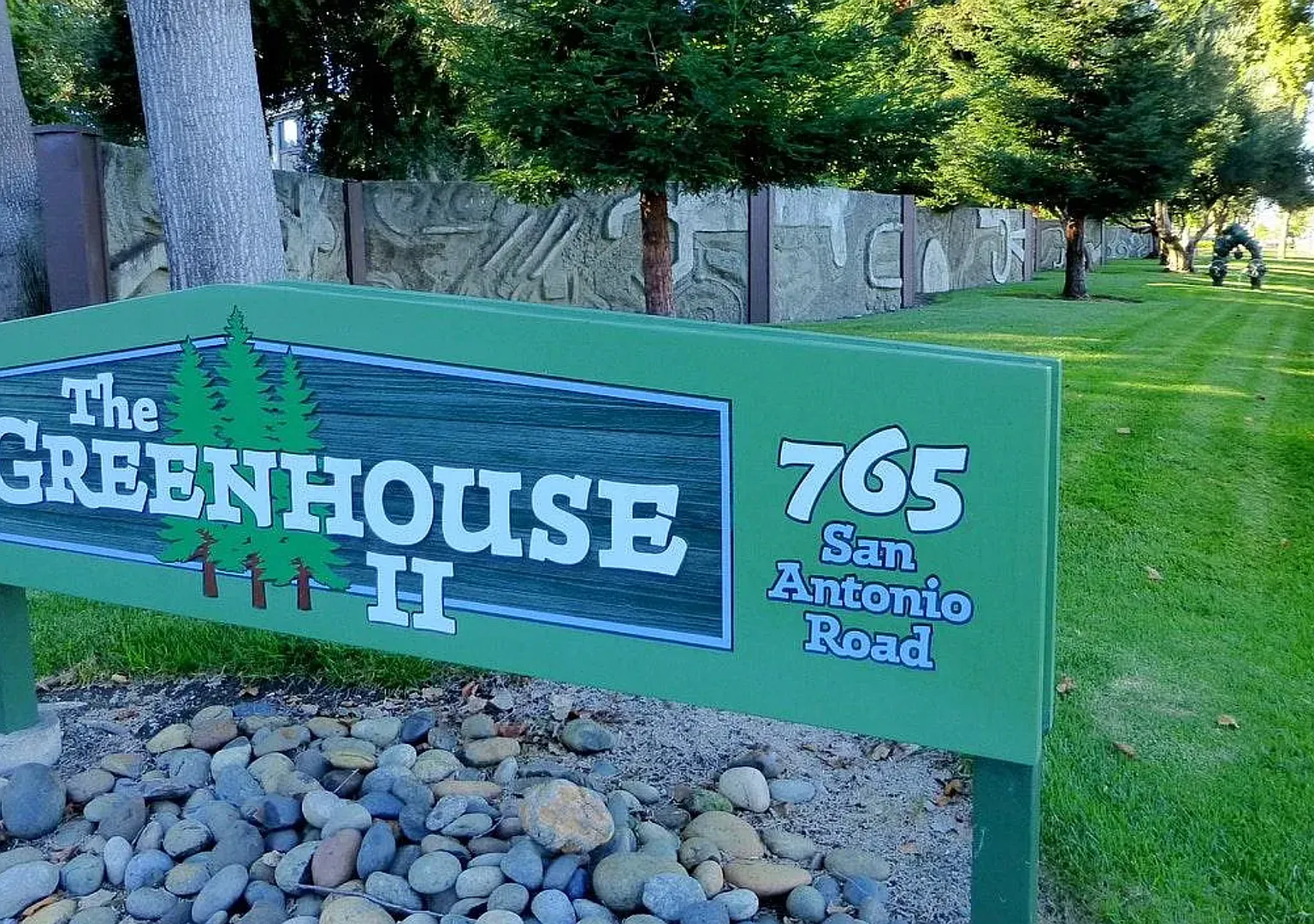 Spacious 2 Bed, 2 Bath Condo in a Beautiful, Tree-filled Community. — Photo 1
