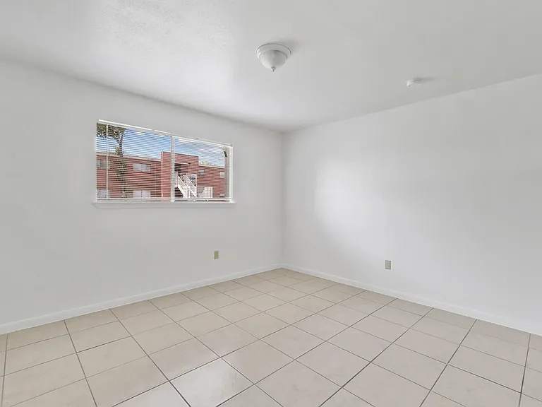 La Paloma Village Apartments — Photo 11
