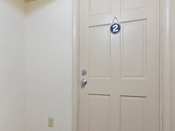 3rd image of 626 Carpenter St APT 2