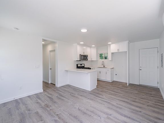 3rd image of 5920 Rockne Ave #B