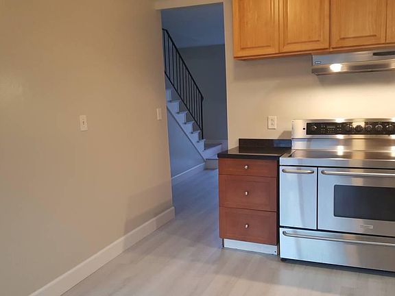 2nd image of 1131 Oakmont Dr APT 2